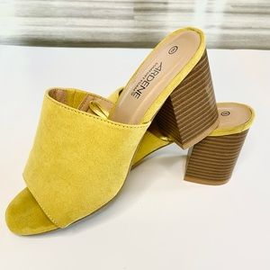 3.5 inch Ardene green heel in size 8